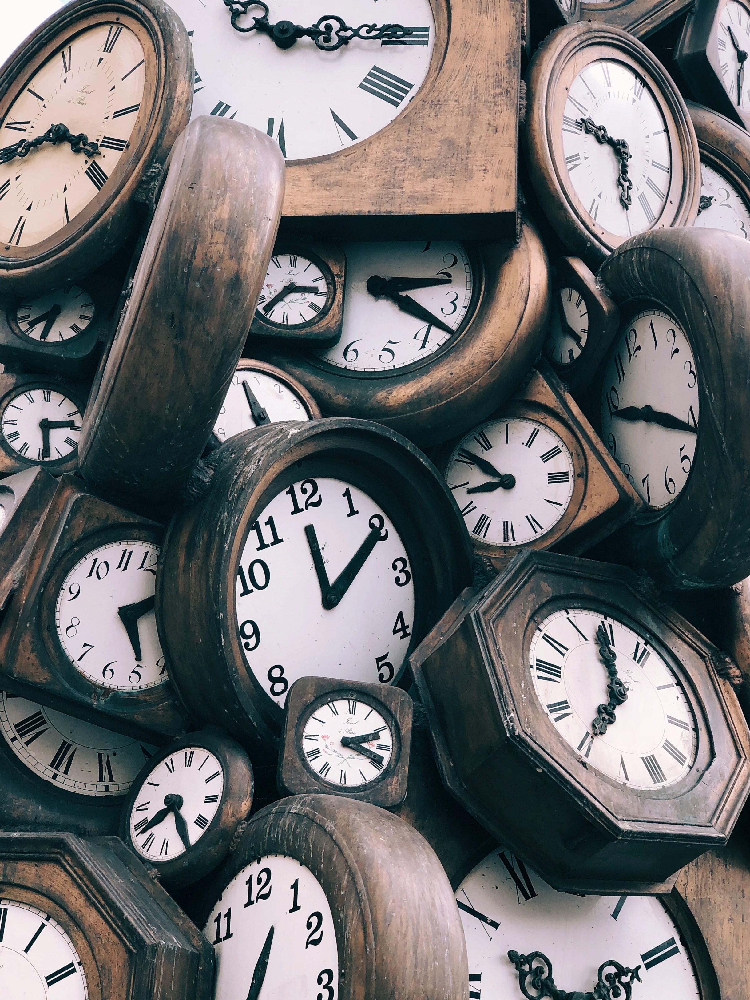 Clock symbolising the seven-year survival period for gifts